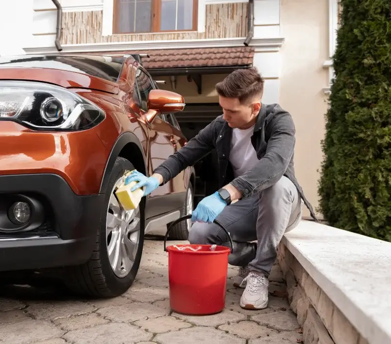 Lavage auto à domicile Saint-Lô : professionnel intervenant sur un véhicule